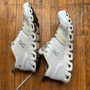 On cloud Women’s Sneaker sz. 9.5